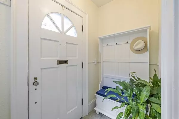 26 Edgewood Ave, Longmeadow, MA 01106