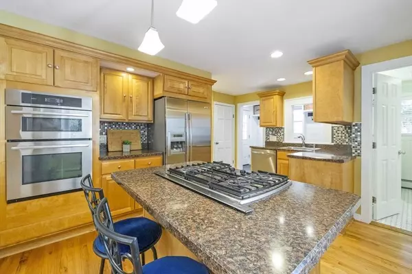 26 Edgewood Ave, Longmeadow, MA 01106