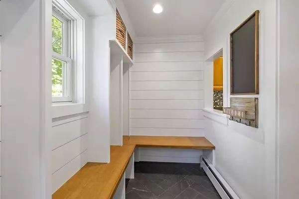 26 Edgewood Ave, Longmeadow, MA 01106