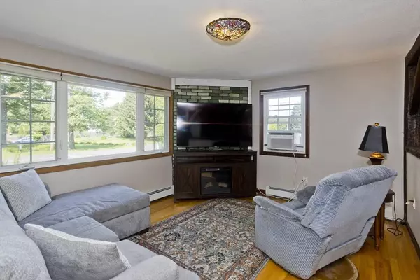 8 Field St, Southwick, MA 01077