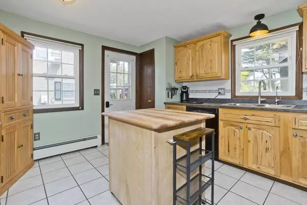 8 Field St, Southwick, MA 01077