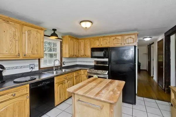 8 Field St, Southwick, MA 01077