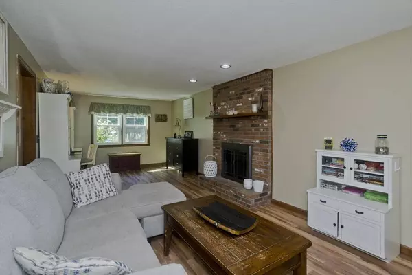 16 Glen Ridge Dr, Westfield, MA 01085