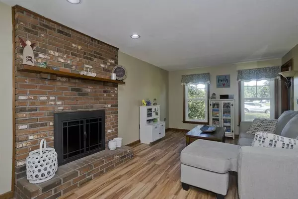 16 Glen Ridge Dr, Westfield, MA 01085