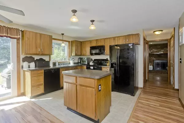 16 Glen Ridge Dr, Westfield, MA 01085