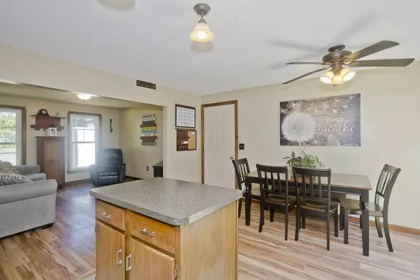 16 Glen Ridge Dr, Westfield, MA 01085