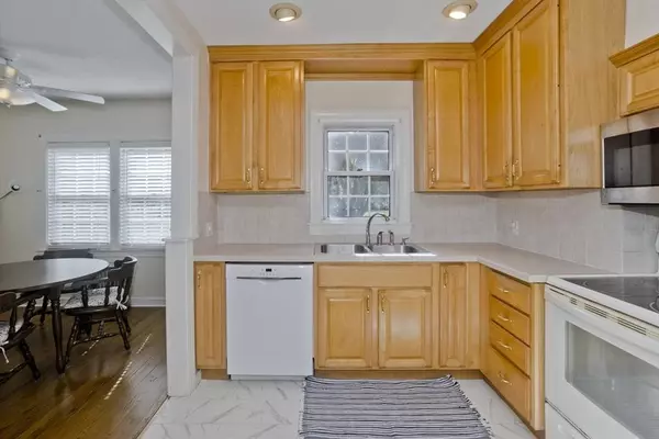 14 Greenacre Ln, Agawam, MA 01001