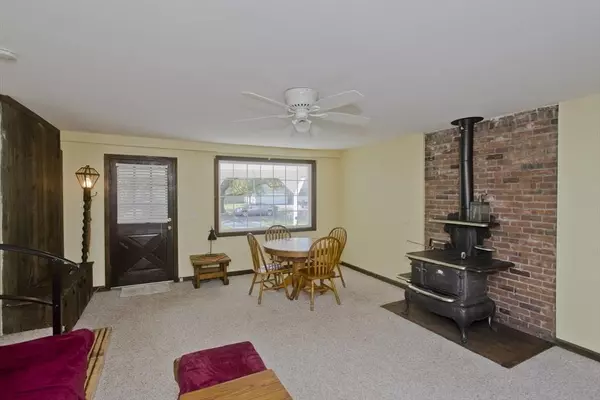 14 Greenacre Ln, Agawam, MA 01001