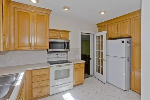 14 Greenacre Ln, Agawam, MA 01001