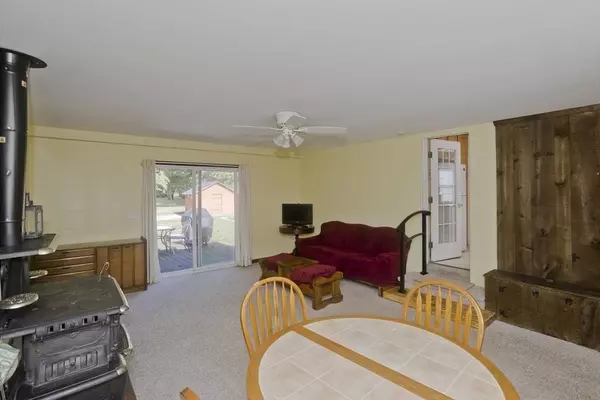 14 Greenacre Ln, Agawam, MA 01001