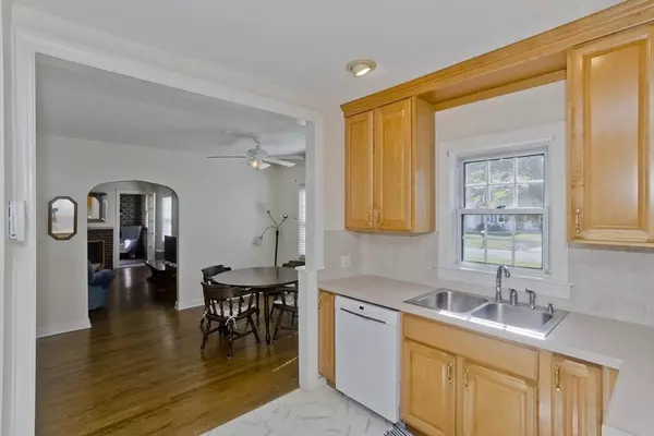 14 Greenacre Ln, Agawam, MA 01001