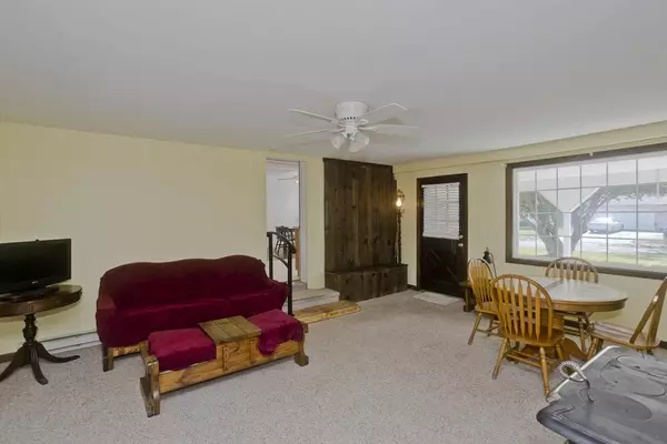 14 Greenacre Ln, Agawam, MA 01001