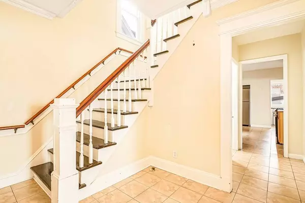 18 Sycamore St, Springfield, MA 01109