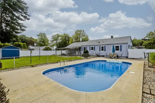41 Dartmouth St, Agawam, MA 01001