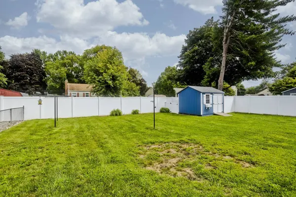 41 Dartmouth St, Agawam, MA 01001