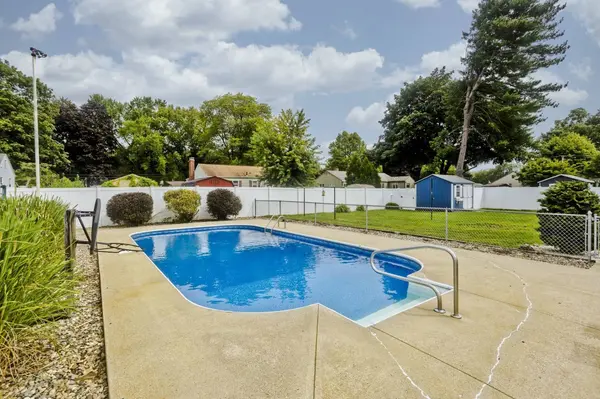41 Dartmouth St, Agawam, MA 01001