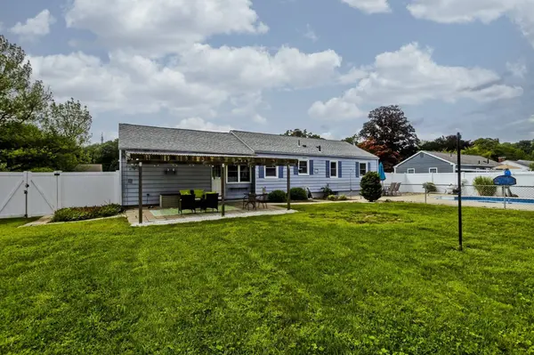 41 Dartmouth St, Agawam, MA 01001