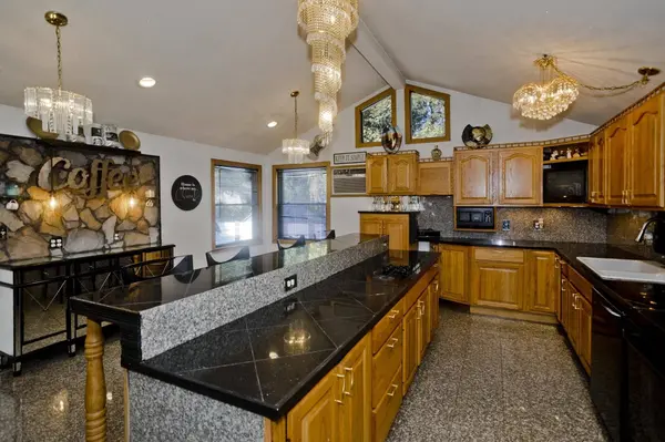 688 S West St, Agawam, MA 01030