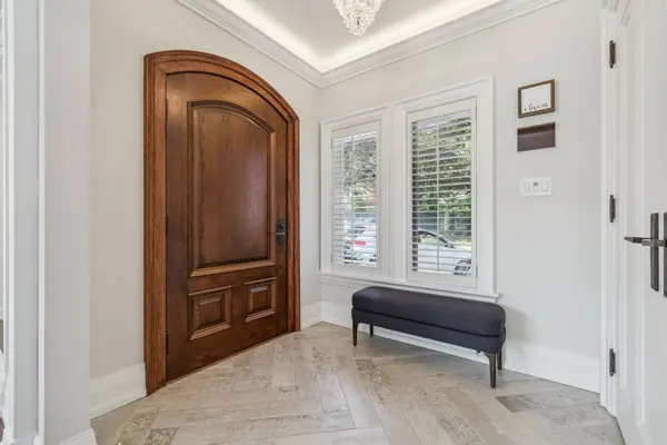 382 Trafalgar RD, Oakville, ON L6J 3H5