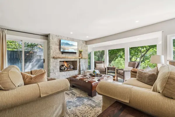 382 Trafalgar RD, Oakville, ON L6J 3H5