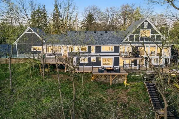 382 Trafalgar RD, Oakville, ON L6J 3H5