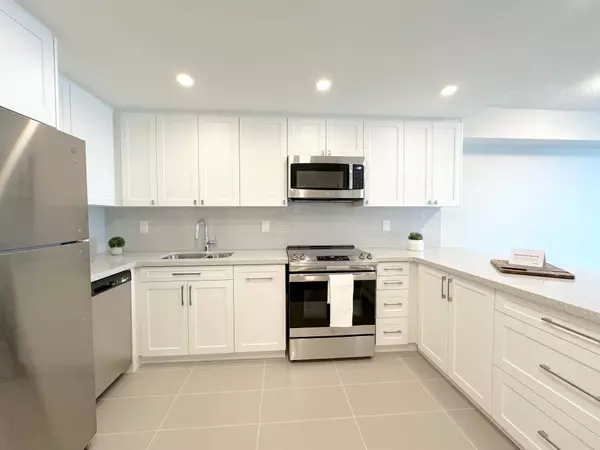 17 Brookbanks DR #606, Toronto C13, ON M3A 3R9