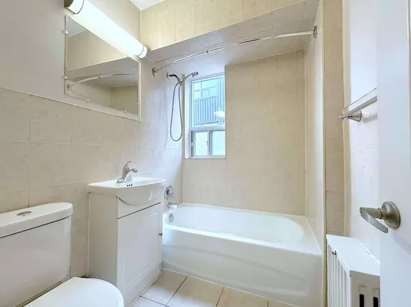 104 Rajah ST #4, Toronto C04, ON M6A 2J3