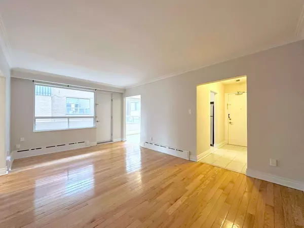 104 Rajah ST #4, Toronto C04, ON M6A 2J3