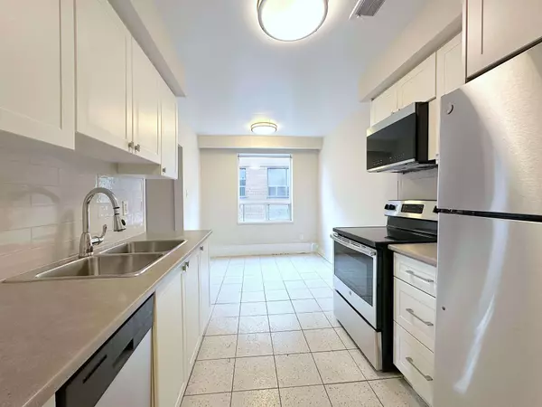 104 Rajah ST #4, Toronto C04, ON M6A 2J3