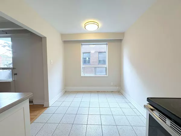 104 Rajah ST #4, Toronto C04, ON M6A 2J3
