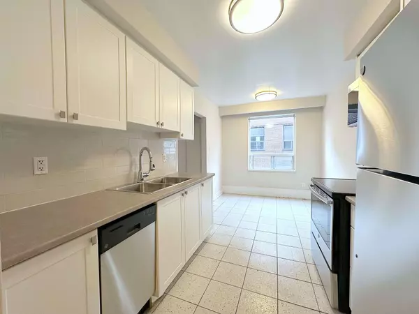 104 Rajah ST #4, Toronto C04, ON M6A 2J3