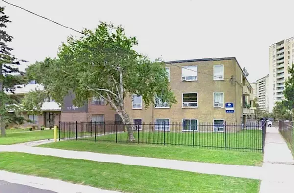 104 Rajah ST #4, Toronto C04, ON M6A 2J3