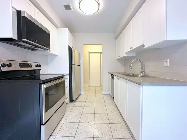 104 Rajah ST #4, Toronto C04, ON M6A 2J3
