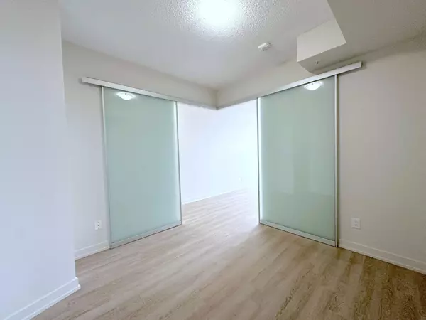 763 Woodbine AVE #403, Toronto E02, ON M4E 2J4