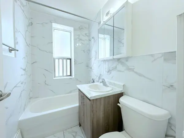 276 St Clair AVE W #304, Toronto C02, ON M4V 1R9