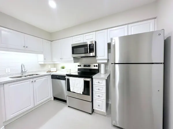 17 Brookbanks DR #104, Toronto C13, ON M3A 3R9