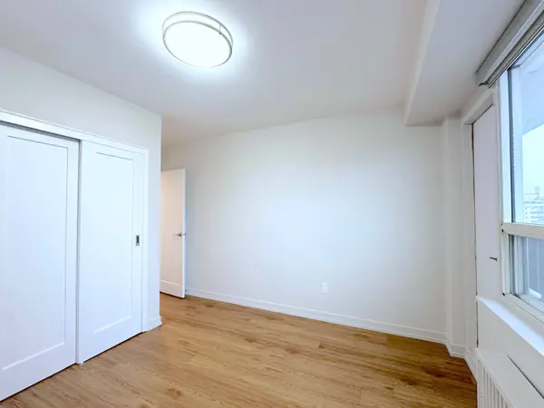 565 Avenue RD #1001, Toronto C02, ON M4V 2J9