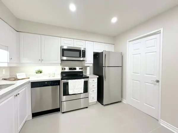 17 Brookbanks DR #104, Toronto C13, ON M3A 3R9