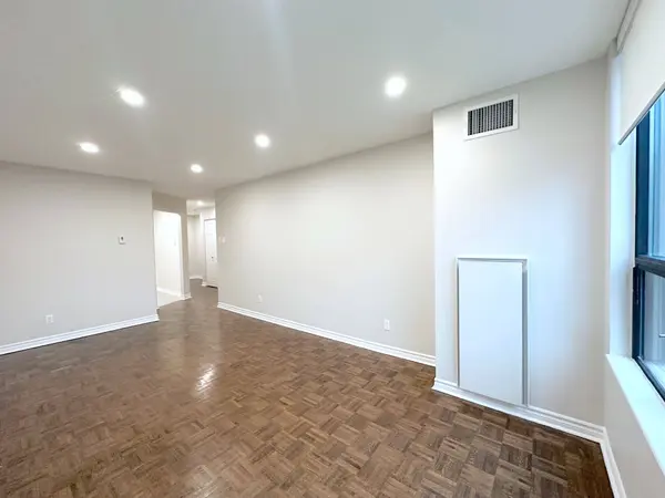 17 Brookbanks DR #104, Toronto C13, ON M3A 3R9