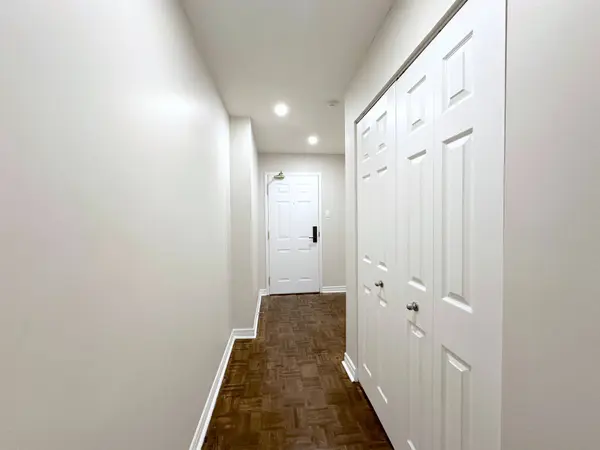 17 Brookbanks DR #104, Toronto C13, ON M3A 3R9