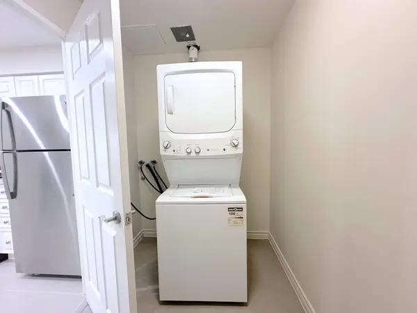 17 Brookbanks DR #104, Toronto C13, ON M3A 3R9