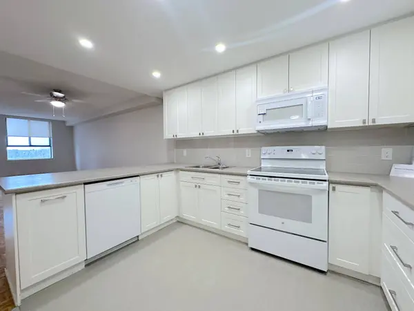 190 Clark BLVD #807, Brampton, ON L6T 4A8