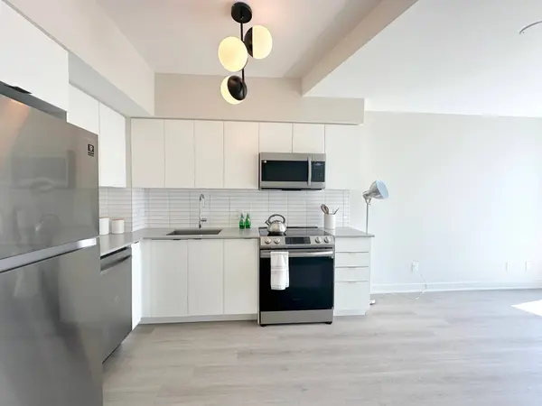 3385 Dundas ST W #623, Toronto W02, ON M6S 2S2