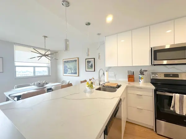 125 Forsythe ST #1201, Oakville, ON L6K 3K1