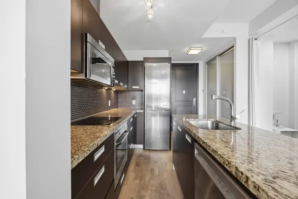 88 Park Lawn RD #303, Toronto W06, ON M8Y 0B5