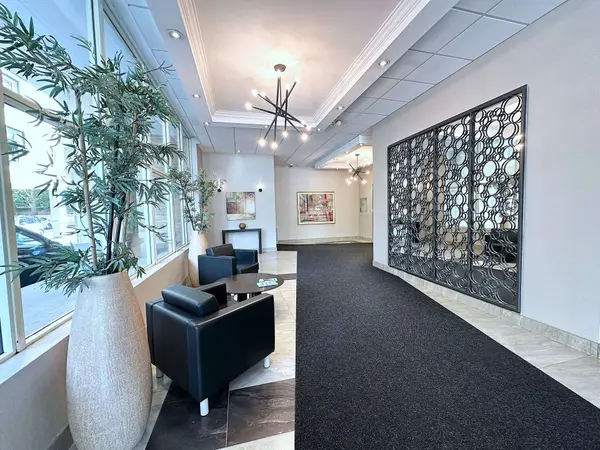 565 Avenue RD #706, Toronto C02, ON M4V 2J9