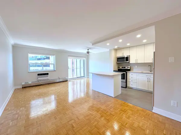 135 Allan ST #504, Oakville, ON L6J 3N4