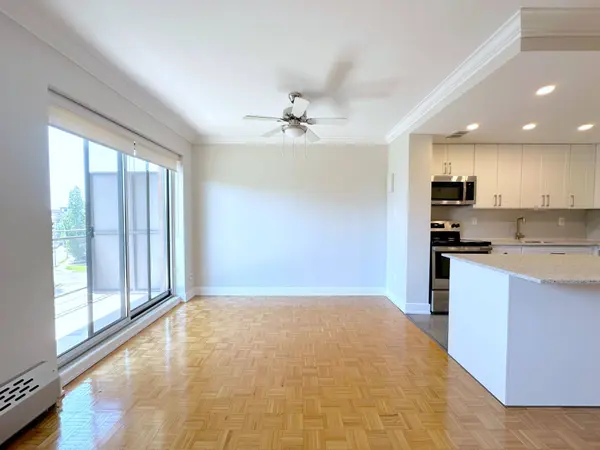 135 Allan ST #504, Oakville, ON L6J 3N4