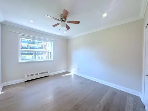135 Allan ST #204, Oakville, ON L6J 3N4