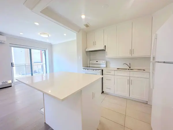 135 Allan ST #204, Oakville, ON L6J 3N4